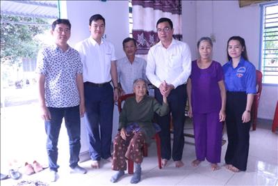 Thăm hỏi và tặng quà Bà Mẹ Việt Nam Anh Hùng nhân dịp Tết Nguyên đán Quý Mão 2023