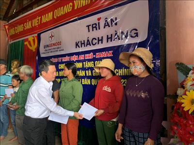 Công ty Thủy điện An Khê - Ka Nak trao tặng 261 suất quà trị giá hơn 100 triệu đồng cho bà con có hoàn cảnh khó khăn trên địa bàn tỉnh Gia Lai