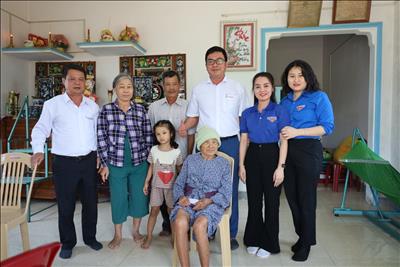 Công ty Thủy điện An Khê – Ka Nak thăm và chúc Tết Mẹ Việt Nam  Anh hùng nhân dịp Tết Nguyên đán Giáp Thìn năm 2024