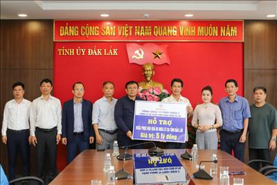 Tổng công ty Phát điện 2 trao 08 tỷ đồng hỗ trợ tỉnh Đắk Lắk và Gia Lai khắc phục hậu quả thiên tai