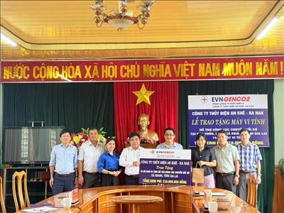Công ty Thủy điện An Khê – Ka Nak hỗ trợ kinh phí mua sắm 30 bộ máy vi tính cho địa phương