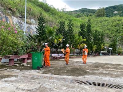 CBCNV Thủy điện An Khê – Na Nak thu gom, nhặt rác thải, vệ sinh môi trường hưởng ứng “Ngày chủ nhật xanh”